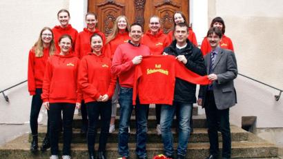 Bild: Peter Ringeisen/exb
Schulleiter Günter Jehl (rechts), Fördervereinsvorsitzender Michael Luig (links daneben) und Thomas Renner vom Sanitätsdienst der Schule freuen sich mit den Schülerinnen über die Neuanschaffungen.