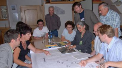 Archivbild: ow
Die Dorferneuerung Filchendorf ist ein Vorzeigeprojekt. Dank vieler engagierter Filchendorfer und eines regen Bürgermeisters ist ein neues Ortszentrum mit geringem finanziellen Aufwand für die Gemeinde geschaffen worden. In der Planungsphase wurden die vielen Ideen mit Bürgermeister Wolfgang Haberberger (hintere Reihe, Mitte) gleich vor Ort diskutiert. Dieses Thema wird die Bürger auch weiterhin noch beschäftigen.