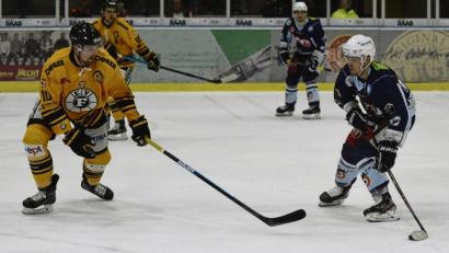 Bild: gb
Die Blue Devils (rechts Tomas Rubes im letzten Heimspiel gegen Füssen/4:6) treffen am Wochenende auf Spitzenreiter ECDC Memmingen und den Tabellenzweiten EV Regensburg. 	Bild: Gebert