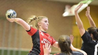 Archivbild: Hubert Ziegler
Lena Zientek (links) war mit sechs Treffern beste Schützin des HC Sulzbach im Spiel bei der HSG Mainfranken.