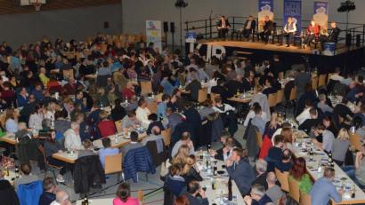 Bild: Benkhardt
Die Resonanz ist riesengroß. Über 500 Zuhörer nehmen in der Mehrzweckhalle Platz.