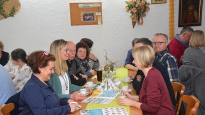Bild: fz
Bürgermeisterkandidatin Petra Baierl und Sonja Bodensteiner (von links) hören beim Valentinstagsfrühstück Ideen und Wünsche der Bürger an.