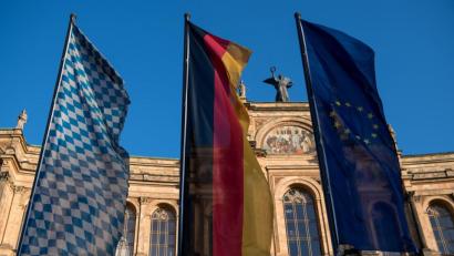 Bild: Sven Hoppe/dpa
Die Fahnen von Bayern, Deutschland und Europa stehen vor dem bayerischen Landtag.