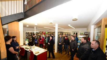 Bild: bey
Die Markträte statteten vor der Sitzung der Bücherei einen Besuch ab. Die Einrichtung entwickelt sich positiv.