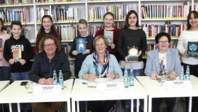 Bild: Hirsch
Acht Schulsieger stellten sich der Jury (sitzend). Am Ende gewann Lina Wellenreiter (Vierte von rechts) den Regionalentscheid des 61. Vorlesewettbewerbs des Deutschen Buchhandels.