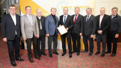 Bild: Freie Wähler/exb
Bei der Klausur der Freien Wähler in Schwarzenfeld ging es auch um Ausgleichszahlungen an die Anrainergemeinden der hiesigen Truppenübungsplätze (von links): Bürgermeister Peter Braun (Schmidmühlen), Bürgermeister Joachim Neuß (Auerbach), Zweiter Bürgermeister Helmut Klier (Freihung), Kreisrat Sebastian Schärl (Hohenburg), Bayrischer Wirtschaftsminister Hubert Aiwanger, MdL Joachim Hanisch, Bürgermeister Ulrich Brey (Kallmünz), Bürgermeister Jürgen Kürzinger (Kirchenthumbach) und Altbürgermeister Gerhard Schärl (Hohenburg).