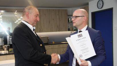 Bild: wro
Die Entlass-Urkunde wurde Dr. Wolfgang Eckstein vom Leiter des Bereichs Oberpfälzer Schulen, Thomas Unger (rechts), feierlich überreicht.