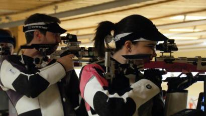 Bild: dop
Der Neumühlener Patrick Kurz (links) verlor in einem hochklassigen Duell gegen die österreichische Nationalschützin Jasmin Kitzbichler knapp mit 395:396 Ringen.