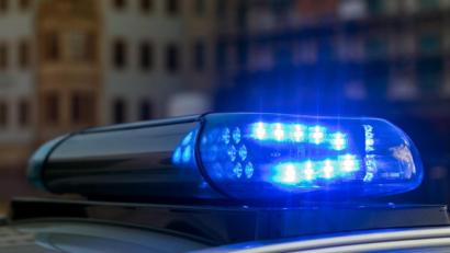 Bild: Monika Skolimowska
Das Blaulicht auf einem Fahrzeug der Polizei leuchtet in der Dunkelheit. Foto: Monika Skolimowska/zb/dpa/Archivbild