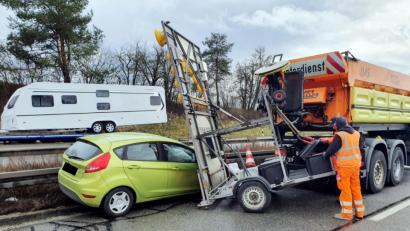 Bild: Alexander Auer
Bei Regenstauf ist ein Pkw auf einen Sicherungsanhänger gefahren.