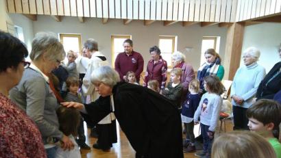 Bild: mma
Pfarrerin Ulrike Häberlein und Pfarrer Christian Schulz spenden den Kindern einzeln den Segen.