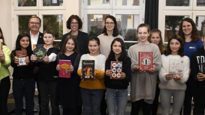 Bild: Petra Hartl
Sieben Mädchen und zwei Buben aus den neun weiterführenden Schulen traten heuer beim Vorlesewettbewerb in der Stadtbibliothek gegeneinander an. Den Sieg sicherte sich Nami Sturcz (vordere Reihe, Vierte von rechts) aus dem Erasmus-Gymnasium.