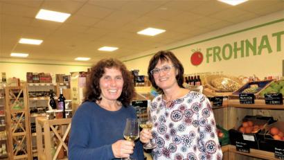 Bild: ubb
Margit Mayr (rechts) stößt mit ihrer Kollegin Roswitha Ulrich auf 33 gemeinsame Jahre im Bioladen "Frohnatur" an. Die beiden Pionierinnen haben in der weitläufigen Region den Einkauf von gesunden Lebensmitteln in Bioqualität maßgeblich in den Fokus der Öffentlichkeit gebracht.