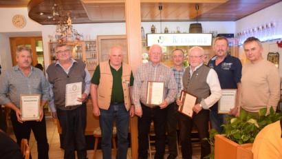 Bild: fz
Die OWV-Vorsitzenden Michael Schwabl (Dritter von links) und Martin Süß ehren Josef Schieder, Josef Schärtl, Klaus Beierl und Josef Gollwitzer (von rechts) sowie Hans Reintsch und Anton Kick (von links)