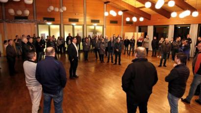 Bild: exb
Auf großes Interesse stößt die Besichtigung der Mehrzweckhalle mit Bürgermeisterkandidat Oliver Mutterer (Mitte). Dabei geht es um die Defizite des Gebäudes und seine Zukunft.