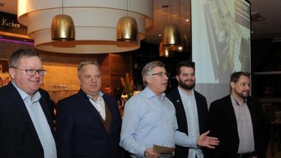 Bild: gf
„Wir rüsten das Dreifaltigkeitsviertel auf“, sagte CSU-Fraktionsvorsitzende Dieter Mußemann (Mitte), der zusammen mit Christian Schwarzer (Zweiter von links), Jonas Schwarzer (Zweiter von rechts), stellvertretendem CSU-Kreisvorsitzendem Matthias Schöberl (rechts) und Oberbürgermeister Michael Cerny (links) die Pläne für neue Wohngebiete vorstellte.