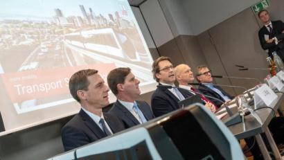 Bild: Peter Kneffel/dpa
Stefan Bögl und Johann Bögl, von der Firmengruppe Max Bögl, Andreas Scheuer, Bundesverkehrsminister, Jost Lammers, Vorstandsvorsitzender Flughafen München GmbH, und Rainer Schwarzmann, Geschäftsführer TransportTechnologie-Consult Karlsruhe GmbH, während einer Pressekonferenz zum Start einer Machbarkeitsstudie für eine Magnetschwebebahn.