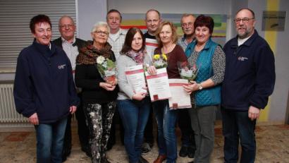 Bild: wro
Die BRK-Vertreter Cornelia Klarner (links) und Richard Meierl (rechts) dankten den treuen Blutspendern (ab Zweiter von links) Stefan Kraus, Erika Ahl, Walter Wachsmann, Christine Mark, Manfred Beer, Christine Höcht, Karl Bauer und Johanna Wührl.