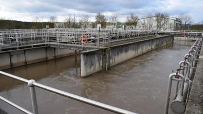 Bild: bnr
Nach einem Vierteljahrhundert Betriebszeit ist der Verschleiß in den Klärbecken deutlich sichtbar. Eine umfassende Sanierung steht dringend an.