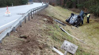Bild: jma
Der Seat Leon rutscht nach dem Zusammenprall in den Graben und überschlägt sich.