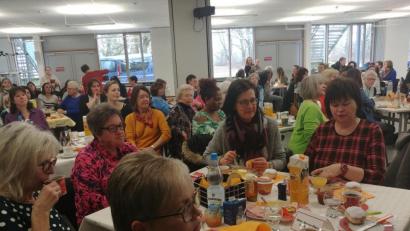 Bild: exb
Ein großer Andrang herrschte wieder beim Frauenfrühstück im Stiftland-Gymnasium.
