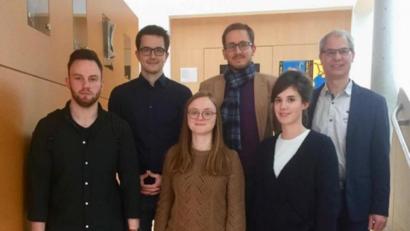 Bild: exb
Stellvertretender Schulleiter Martin Meier (rechts) begrüßt die neuen Kollegen (hinten, von links) Michael Stiller (Physik, Erdkunde) und Patrick Pongratz (Kunst) sowie (vorne, von links) 	
Philipp Lautenschläger (Deutsch, Sozialkunde), Monika Peter (Latein, Deutsch, katholische Religionslehre) und Eva Nelz (Französisch, Spanisch) am Eschenbacher Gymnasium.