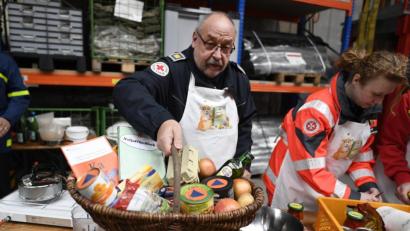Bild: Roberto Pfeil
Peter Winter kocht Gerichte, die man ohne Elektrizität und ohne Leitungswasser kochen kann.