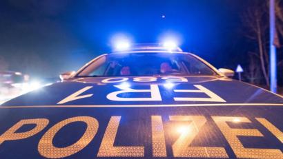 Bild: Patrick Seeger
Ein Polizeifahrzeug steht mit Blaulicht auf der Straße. Foto: Patrick Seeger/dpa/Archivbild