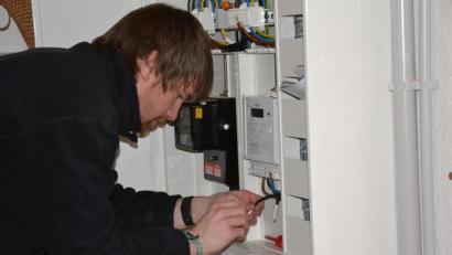 Bild: Lowak
Maximilian Zehent vom Bayernwerk Weiden tauscht die alten, schwarzen Zähler gegen neue digitale Modelle aus.