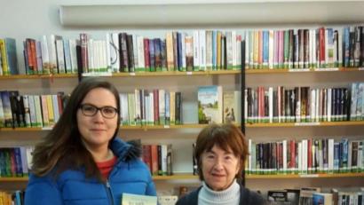 Bild: gis
Bücherstadl-Chefin Selma Markhof (Mitte) und Kollegin Elisabeth Braun gratulien Ondina Braun (links) zum "Titel" der 300. Leserin.