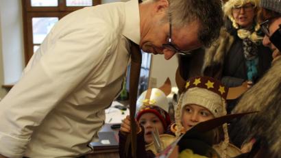 Bild: u
Als Wikinger verkleidet stürmten die Mädchen und Jungen des St.-Wolfgang-Kindergartens am Unsinnigen Donnerstag das Rathaus. Bürgermeister Hermann Falks Krawatte wurde als zu lang empfunden und einfach gekürzt.