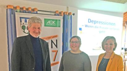 Bild: fvo
Sozialpädagoge Georg Pilhofer, die Studentin für Gesundheits- und Pflegepädagogik Kaja Bauer aus Schwandorf und NEUN2727-Koordinatorin Doris Völkl (von links) nehmen das Thema Depression genauer unter die Lupe.