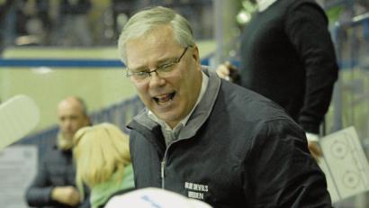 Bild: A. Schwarzmeier
Ken Latta feuert sein Team an. Auch wenn das Erreichen der Play-offs schwierig wird, gibt der Trainer der Blue Devils die Hoffnung nicht auf. Am Wochenende treffen die Weidener auf das Spitzenduo Memmingen und Regensburg.