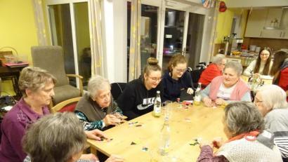 Bild: exb
Viel Spaß hatten die jungen Besucher der Evangelisch-Lutherischen Gemeinde Plößberg sowie die Bewohner im Haus Frohwiesen beim Spieleabend.