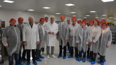 Bild: jr
In hygienischen Schutzanzügen besichtigten die Gäste die Produktion. Mit dabei waren Firmenchef Carl-Rudolf Pfletscher (Sechster von links), Qualitätsmanager Udo Eichhorn (Dritter von links) sowie die Freien Wähler MdL Tobias Gotthardt (Vierter von links), Ely Eibisch (Siebter von links) und Johann Wurm (Neunter von links).