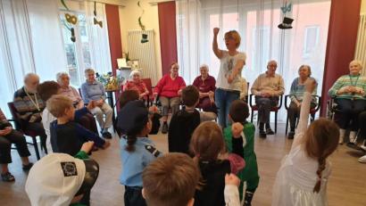 Bild: ads
Die Vorschulkinder der Kindertagesstätte St. Vitus bringen beim Besuch im Haus Evergreen in Schnaittenbach Schwung und beste Faschingslaune mit, von der sich die Senioren schnell anstecken lassen.