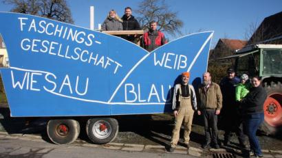 Bild: wro
Die Vorbereitungen sind erledigt. Der Prunkwagen der Faschingsgesellschaft Weiß-Blau ist in einer Werkstatt in Muckenthal fertig- und vorgestellt worden. Wer am 17. Wiesauer Faschingszug teilnehmen möchte, kann sich bei Vorsitzender Katharina Gleißner (vorne rechts) noch anmelden.