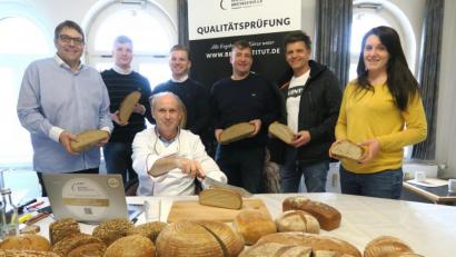 Bild: Hirsch
Brotprüfer Manfred Stiefel (sitzend) gratulierte den Vertretern der prämierten Bäckereien zu den guten Produkten, die sich abgeliefert hatten.