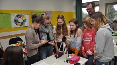 Bild: dob
Beim Präventionsprojekt "Digi Camp" beschäftigten sich die Realschüler ausnahmsweise auch einmal im Unterricht mit Smartphones & Co. Konrektor Kilian Graber schaut den Schülern dabei über die Schulter. Das Thema "Immer online - nie mehr allein" war ein gemeinsames Projekt der Barmer Krankenkasse und BG3000 in Zusammenarbeit mit dem TÜV Rheinland.