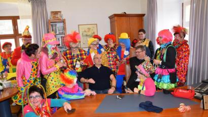 Bild: bö
18 schnittfeste Damen samt Komiteepräsident Manuel Wein und Faschingsprinz Fabian I. sind am Unsinnigen Donnerstag zum Krawattenabschneiden im Markt Schmidmühlen unterwegs. Dazu gehörte neben einem Besuch im Rathaus auch ein Abstecher in den Kindergarten und in die Grundschule sowie in die Schmidmühlener Geschäfte.