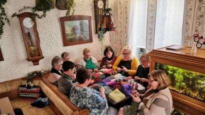 Bild: gz
Eine kleine Auswahl der Häklerinnen und Strickerinnen vom Handarbeitstreff im Cafe Karl.
