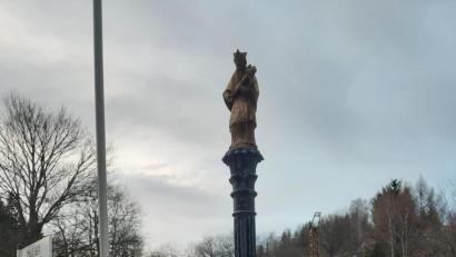 Bild: gis
Frank Unterburger an der Säule in Hütten und den beiden Figuren