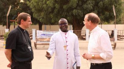 Bild: Michael Krischer
Bayerischer Besuch in Senegal: Bischof Stefan Oster im Gespräch mit Bischof André Gueye und Missio-Präsident Wolfgang Huber.