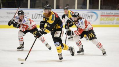 Bild: Andreas Brückmann
Schlechte Erinnerungen hat der ERSC Amberg an den ESV Buchloe. Im Auftaktspiel der Aufstiegsrunde Mitte Januar unterlagen die Löwen (im Bild Andreas Hampl am Puck) mit 2:6. Die Pirates aus Schwaben machten damals mit einem Doppelschlag binnen 23 Sekunden den Sack zu.
