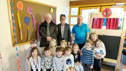 Bild: gz
Der Kassier Gerald Grötsch vom FCN-Fanclub spendete im Beisein von Bürgermeister Reiner Gäbl, Pfarrer Erwin Bauer (hinten, von rechts) und Kindergartenleiterin Ramona Zangl zur Freude der Kinder insgesamt 1000 Euro.