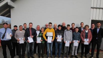 Bild: kro
Die Sportfreunde Kondrau zeichneten langjährige Mitglieder aus, die zum Teil schon seit fünf Jahrzehnten dem Verein die Treue halten.