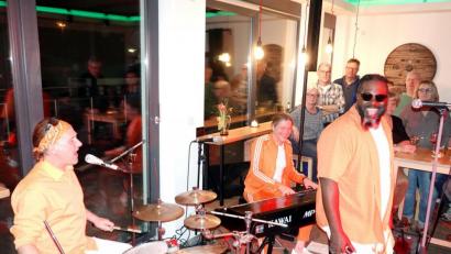 Bild: gac
Sie kamen in Orange um den Souil zu spielen: Tanquoray (von links) mit Michael Deiml, Toby Meyerl und Ashonte "Dolo" Lee.