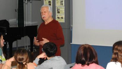 Bild: weu
Der Vortrag von Ernst Grube, einem Zeitzeugen des Nationalsozialismus, beeindruckte die Schüler in der Projektwoche.