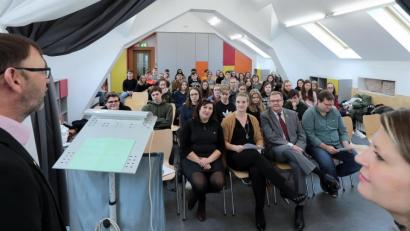 Bild: Wolfgang Steinbacher
Stellvertretender Schulleiter Georg Meyer (links am Rednerpult) hieß die MRG-Schüler und die Gymnasiasten aus Sokolov zum Projekttag in Amberg willkommen. Geplant für heuer sind vier deutsch-tschechische Treffen.