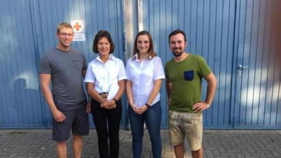 Bild: krb
Tobias Knauer (links) und Ludwig Fritsch (rechts) überreichen an Dr. Gudrun Graf (Zweite von links) und Sandra Ehinger (Zweite von rechts), stellvertretende Bereitschaftsleiterin beim BRK Neustadt eine Spende von mehr als 1000 Euro für den Neubau des Rot-Kreuz-Heimes in Neustadt.